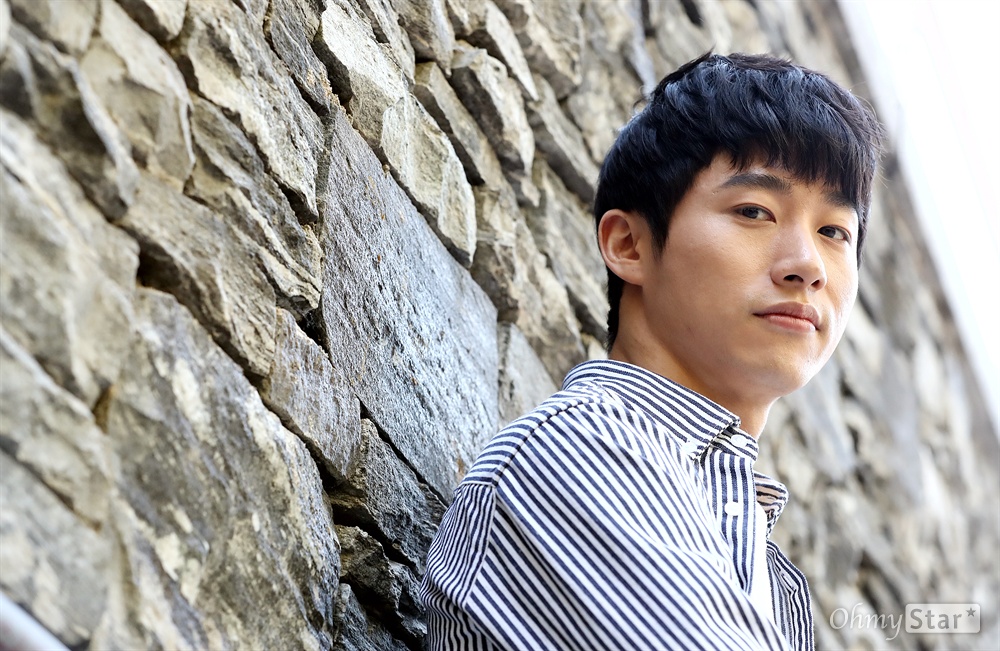  연극 <킬미나우>에서 조이 역의 배우 신성민이 25일 오후 서울 흥인동 충무아트센터에서 인터뷰에 앞서 포즈를 취하고 있다.