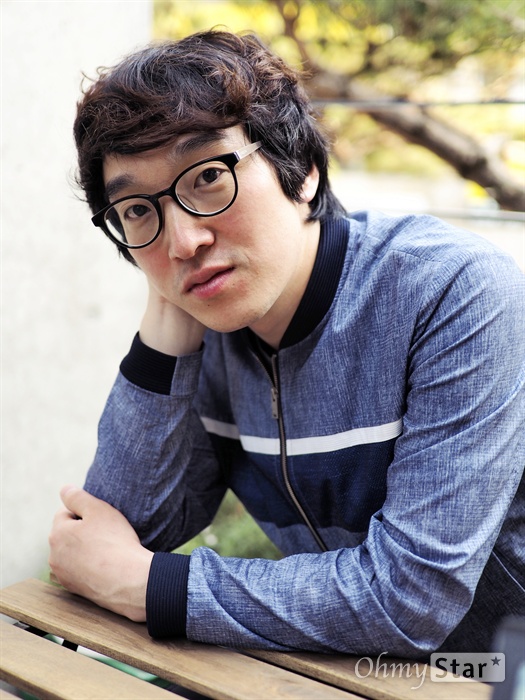  지난 3일, 서울 대학로의 한 카페에서 연극·뮤지컬 작가이자 연출 오세혁을 만났다. 그는 연극 <보도지침>의 대본을 썼을 뿐만 아니라 2017년 재연에서 연출까지 도맡게 됐다.