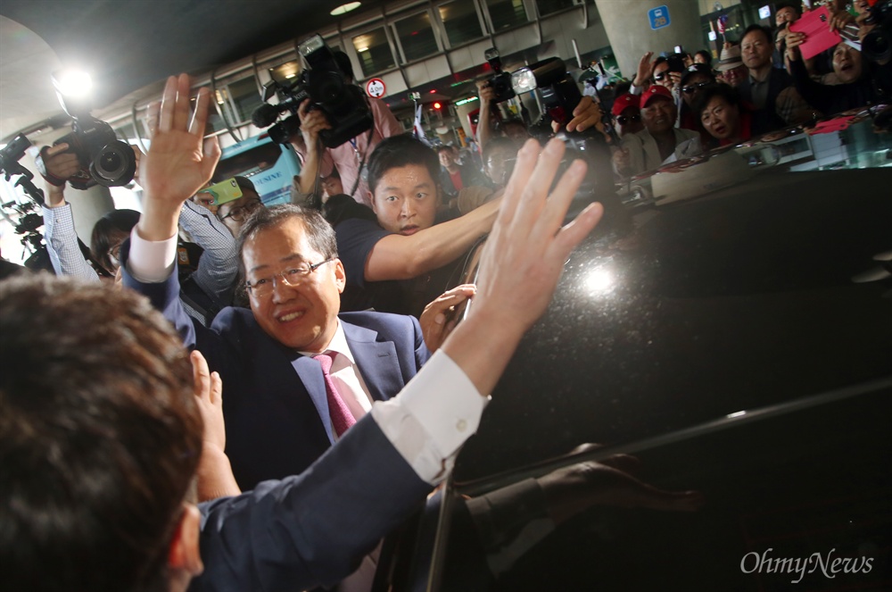 돌아온 홍준표 대선 패배 후 미국으로 출국했던 홍준표 자유한국당 전 대선 후보가 4일 오후 인천공항에 도착해, 지지자들에게 인사하며 차량에 오르고 있다. 