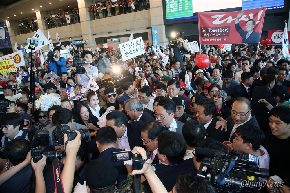 준표를 찾아라! 대선 패배 후 미국으로 출국했던 홍준표 자유한국당 전 대선 후보가 4일 오후 인천공항에 도착해, 지지자들에 둘러싸인 채 입국장을 나서고 있다. 