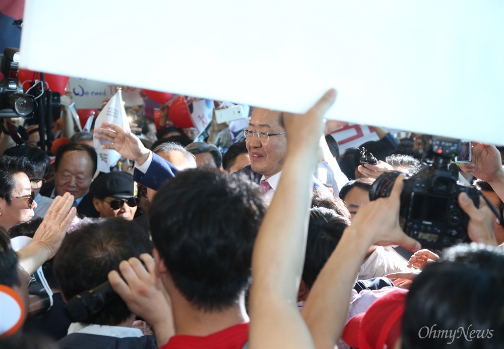 홍준표가 나타났다 대선 패배 후 미국으로 출국했던 홍준표 자유한국당 전 대선 후보가 4일 오후 인천공항에 도착해, 지지자들을 향해 손을 흔들고 있다. 