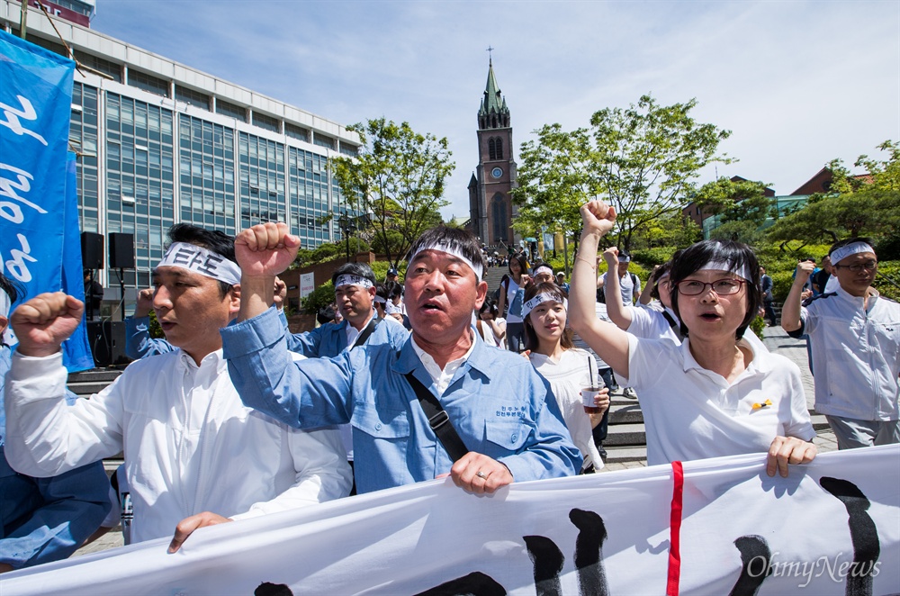  10일 오후 서울 중구 명동성당 앞에서 6.10 민주항쟁 30주년을 기념해 ‘6월항쟁군’ 복장을 한 시민들이 당시 상황을 재현하고 있다. 