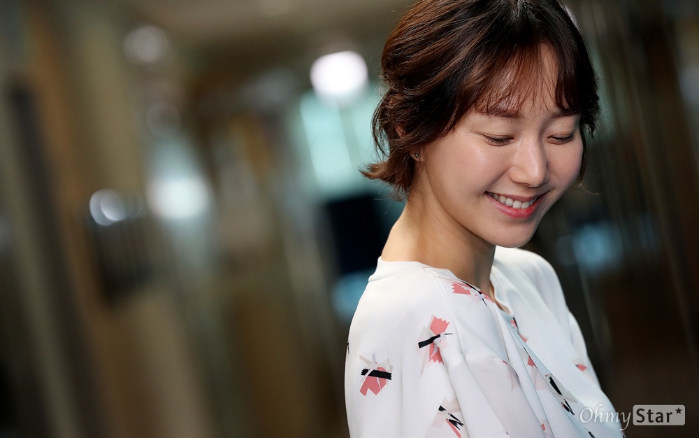  OCN토일드라마 <터널>에서 신재이 역의 배우 이유영이 5일 오후 서울 상암동 오마이뉴스 사무실에서 포즈를 취하고 있다.