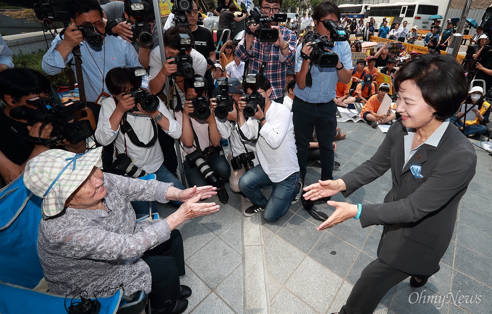 길원옥 할머니께 인사하는 추미애 대표 추미애 더불어민주당 대표가 14일 오후 종로구 일본대사관앞에서 열린 제1287차 일본군성노예 문제 해결을 위한 수요시위에 참석하기 위해 도착하며, 일본군위안부 피해자인 길원옥 할머니와 인사를 나누고 있다.