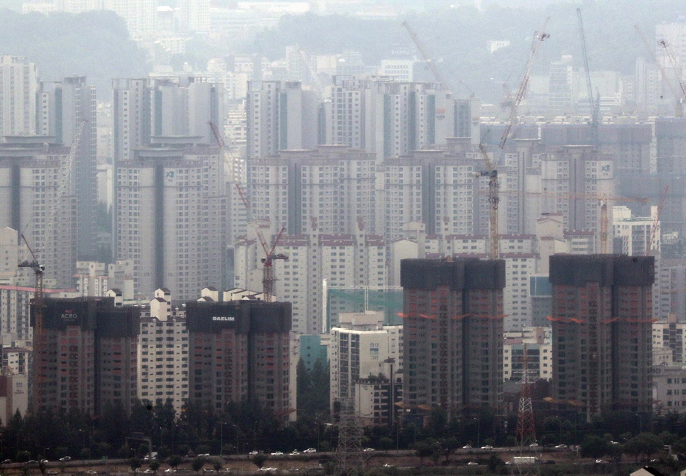  문재인 정부의 첫 부동산대책이 발표된 19일 오전 서울 서초구 일대 재건축 아파트 단지.