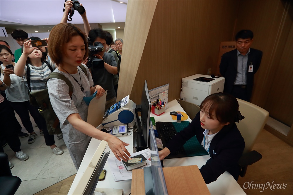 '외인사' 사망진단서 발급받은 고 백남기 농민 딸 서울대병원측이 경찰 물대포에 맞아 사망한 고 백남기 농민의 사인을 ‘병사’에서 ‘외인사’로 지난 15일 변경한 가운데, 고인의 딸 백도라지씨가 20일 오전 서울 종로구 서울대병원 본관에서 변경된 사인이 기록된 사망진단서를 발급받았다.