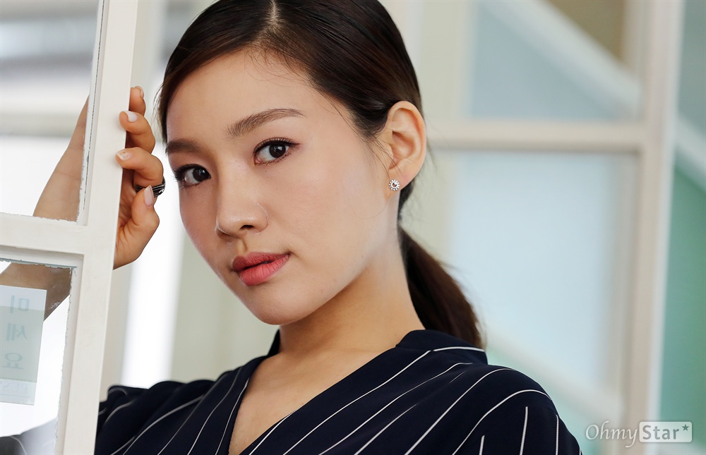  영화<박열>에서 후미코 역의 배우 최희서가 21일 오전 서울 팔판동의 한 카페에서 포즈를 취하고 있다.
