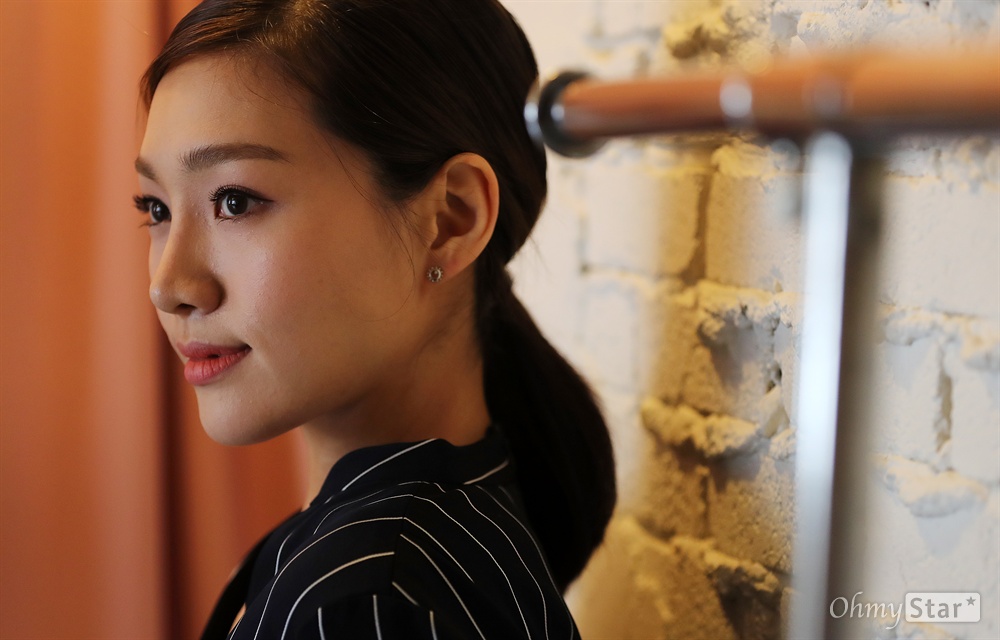  영화<박열>에서 후미코 역의 배우 최희서가 21일 오전 서울 팔판동의 한 카페에서 포즈를 취하고 있다.