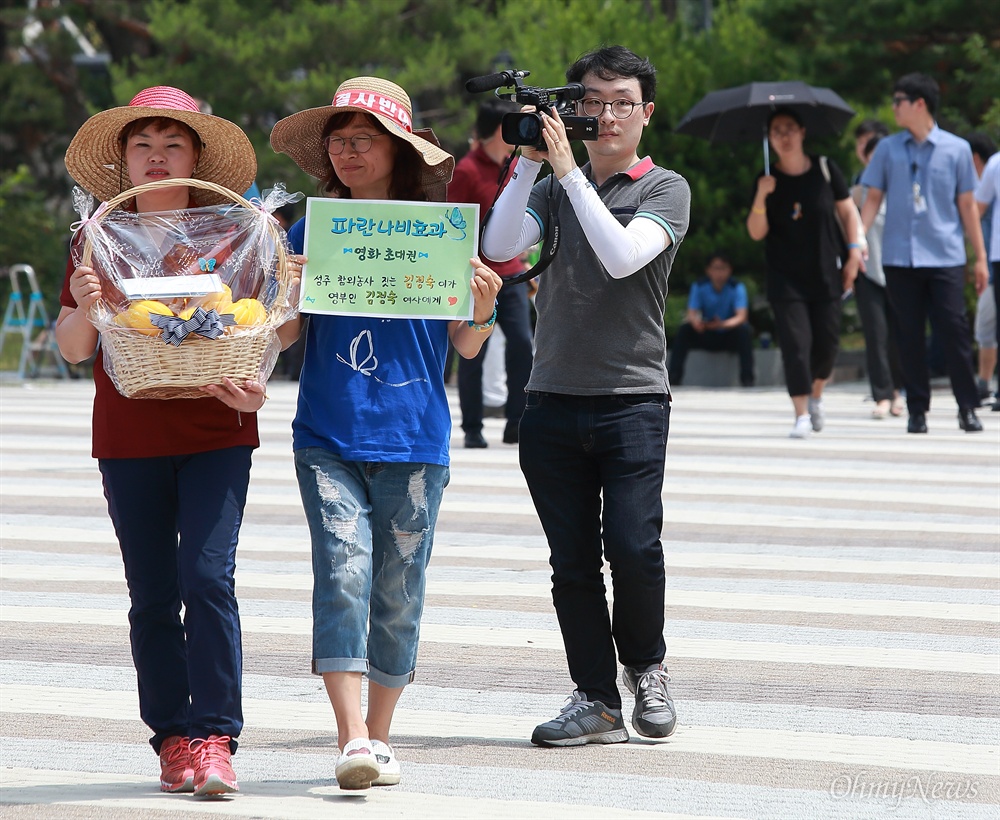 성주 주민 촬영중인 '파란나비효과' 박문칠 감독 문재인 대통령 방미를 몇일 앞둔 26일 오후 청와대 분수대앞에서 사드 배치 지역인 경북 성주 여성들이 '영부인 김정숙 여사에게 보내는 사드 배치 반대 편지'를 공개하고, 자신들의 투쟁을 담은 다큐멘터리 영화 '파란나비효과' 초청장을 전달하겠다고 밝혔다. '파란나비효과' 박문칠 감독이 청와대로 향하는 성주 여성들의 모습을 카메라에 담고 있다.