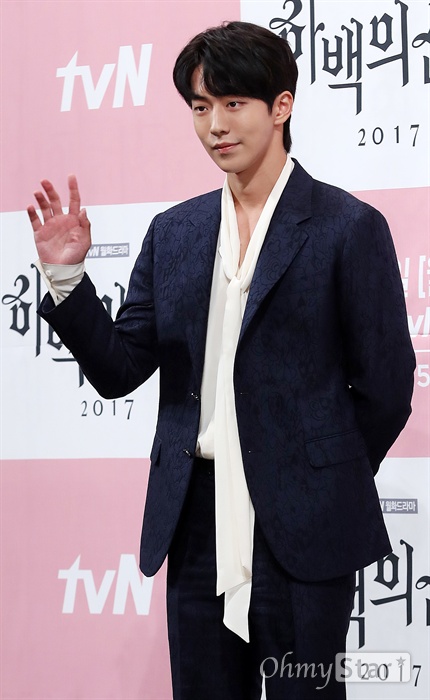 '하백의 신부 2017' 남주혁, 내가 남신이다! 27일 오후 서울 논현동의 한 호텔에서 열린 tvN 월화드라마 <하백의 신부 2017> 제작발표회에서 배우 남주혁이 포토타임을 갖고 있다. <하백의 신부 2017>은 윤미경 작가의 베스트셀러 동명만화를 2017년에 맞춰 재해석한 스핀오프 드라마로 인간 세상에 온 물의 신 하백과 대대손손 신의 종으로 살 운명으로 극 현실주의자인 척하는 여의사 소아의 신(神)므파탈 코믹 판타지 로맨스다. 7월 3일부터 매주 월-화 오후 10시 50분 방송.