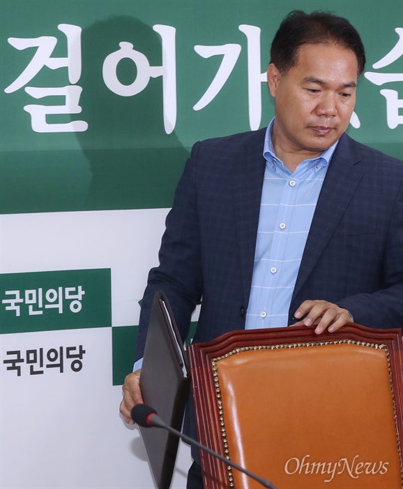 기자간담회 자청한 이용주 의원 지난 대선 당시 국민의당 선대위 공명선거추진단장이었던 이용주 의원이 28일 국회에서 기자간담회를 자청해 입장하고 있다. 이 의원은 이날 '문준용 제보조작 파문'과 관련해 검찰에 긴급체포된 당원 이유미 씨가 이준서 전 최고위원의 지시를 받았다는 일부 언론보도에 대해 "전혀 사실무근"이라고 반박했다. 
