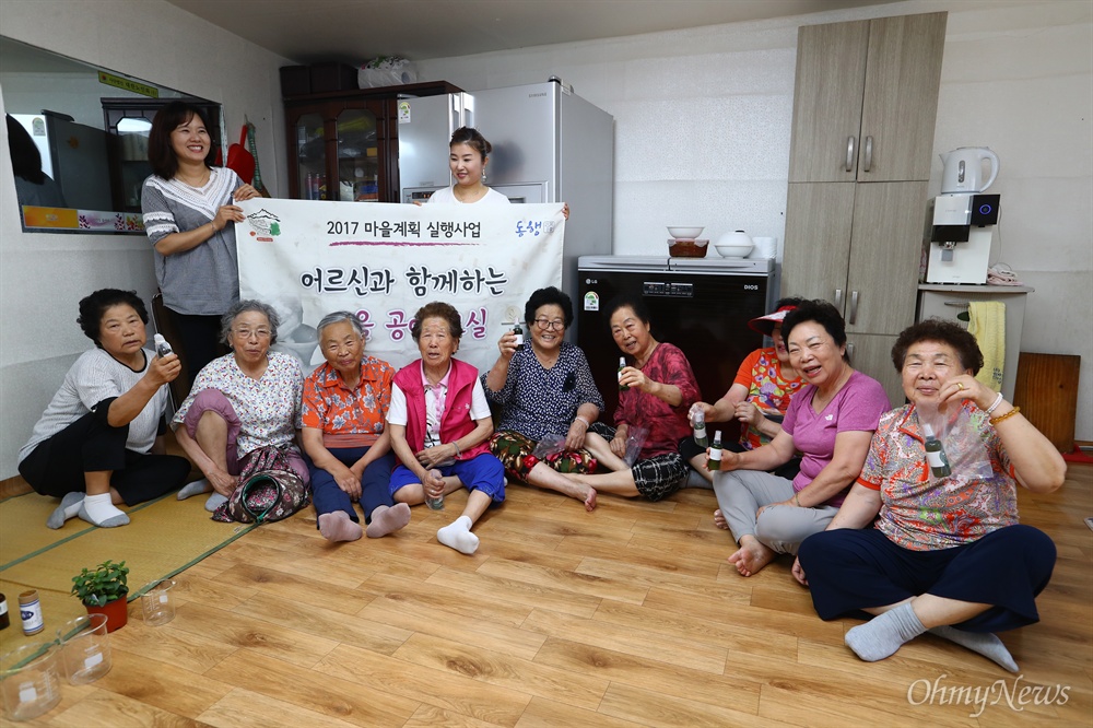  성북동 주민센터 박예순 주무관이 28일 서울 성북구 북정마을 노인정에서 마을계획 실행사업에 참여한 주민들과 함께 기념사진을 찍고 있다.