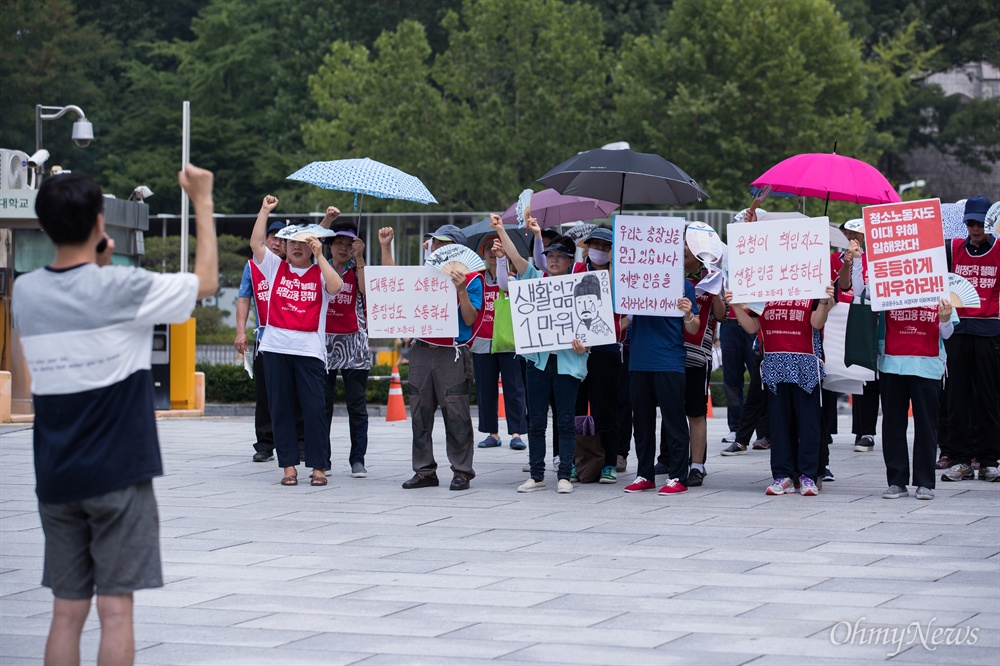  이화여자대학교 비정규직 노동자들이 본관 점거 농성 2일 째인 13일 오전 서울 서대문구 이화여자대학교 정문에서 집회를 열고 있다.