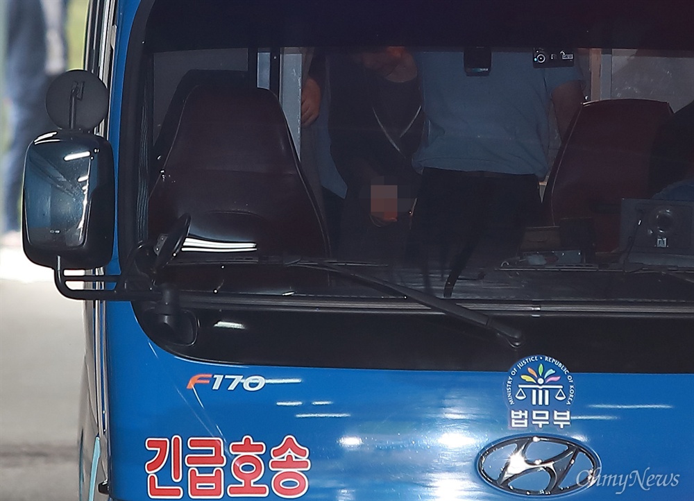 호송차에서 내리는 박근혜 박근혜 전 대통령이 17일 오전 37차 공판에 출석하기 위해 서초동 서울중앙지법에 호송차를 타고 도착하고 있다.
