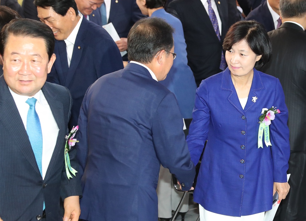  더불어 민주당 추미애 대표(오른쪽)와 자유한국당 홍준표 대표가 17일 오전 국회에서 열린 제69주년 제헌절 경축식을 마친 뒤 악수하고 있다. 왼쪽 국민의장 박주선 비대위원장.