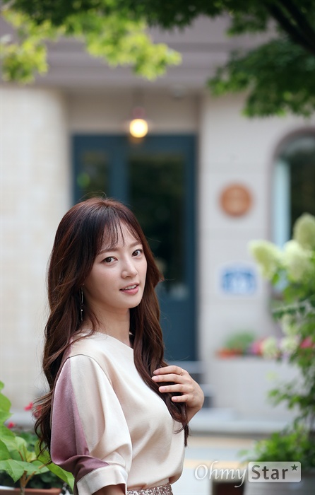  KBS 2TV 월화드라마 <쌈, 마이웨이>에서 백설희 역의 배우 송하윤이 19일 오전 서울 삼청동의 한 카페에서 포즈를 취하고 있다.