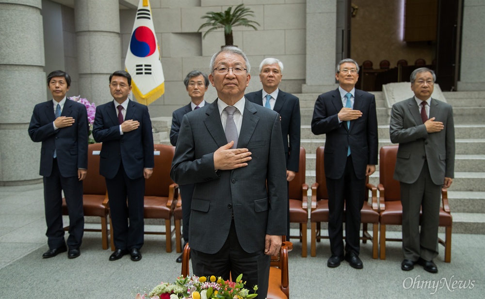  양승태 대법원장이 19일 오후 서울 서초구 대법원에서 조재연-박정화 대법관 취임식에 참석해 국민의례를 하고 있다. 