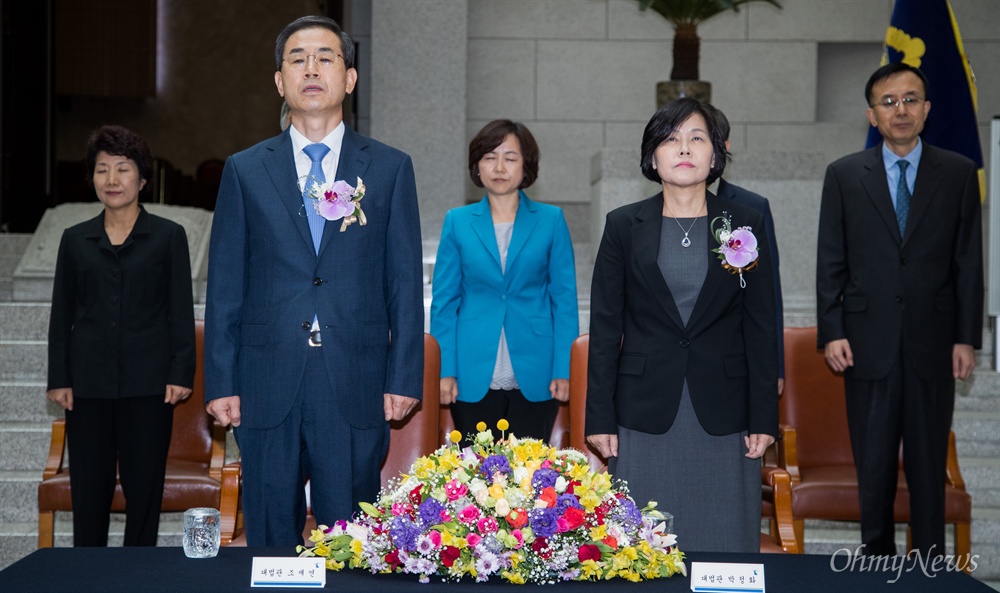  조재연(왼쪽 두번쨰), 박정화(오른쪽 두번쨰) 대법관이 19일 오후 서울 서초구 대법원에서 열린 취임식에서 국민의례를 하고 있다. 