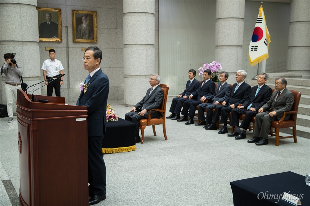  조재연 신임 대법관이 19일 오후 서울 서초구 대법원에서 조재연-박정화 대법관 취임식에서 취임사를 하고 있다. 