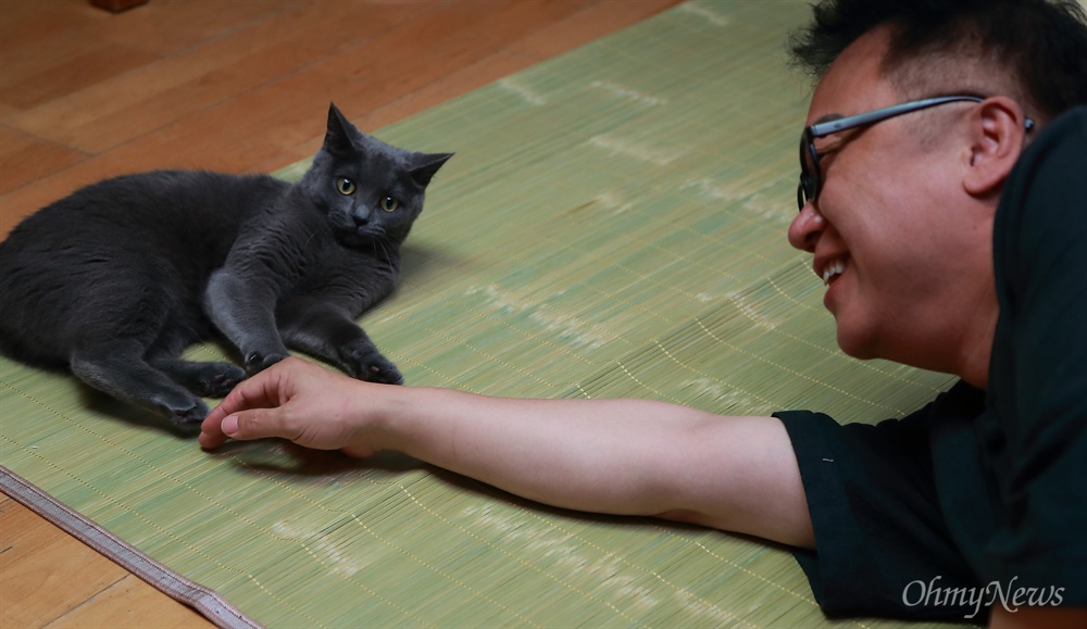  민병두 의원(더불어민주당, 동대문을)과 고양이 '이오비'.