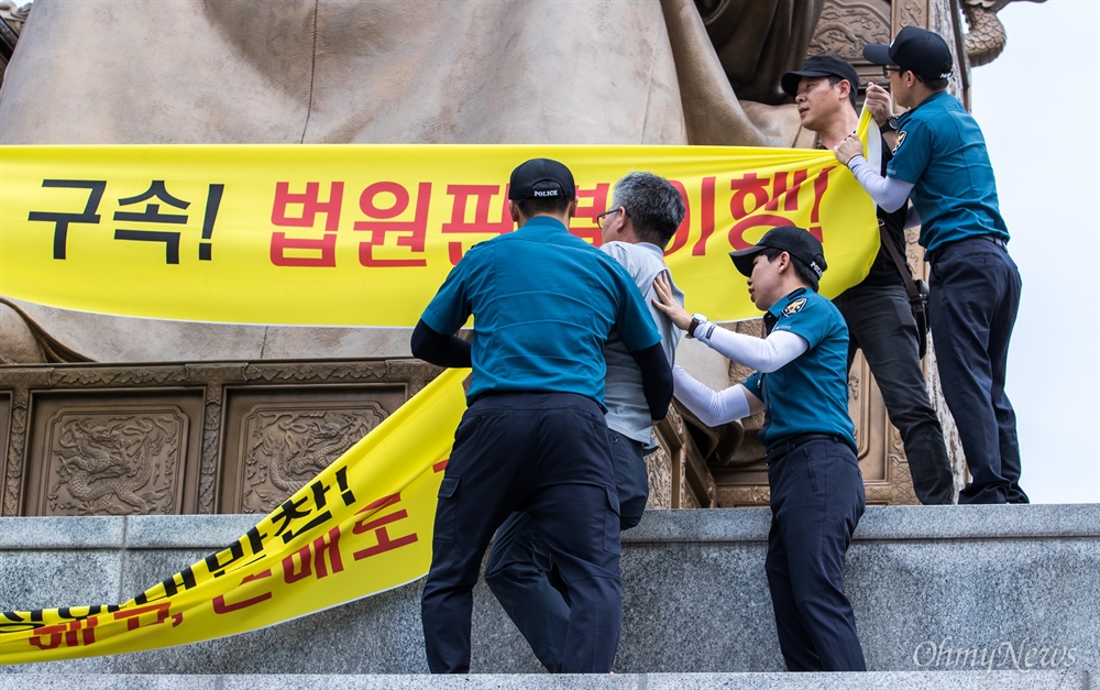  기아자동차 비정규직 노동자들이 27일 오전 서울 광화문광장 세종대왕상에서 정몽구 현대자동차그룹 회장 구속을 촉구하는 기습시위를 하고 있다. 