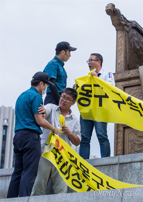  기아자동차 비정규직 노동자들이 27일 오전 서울 광화문광장 세종대왕상에서 정몽구 현대자동차그룹 회장 구속을 촉구하는 기습시위를 하고 있다. 