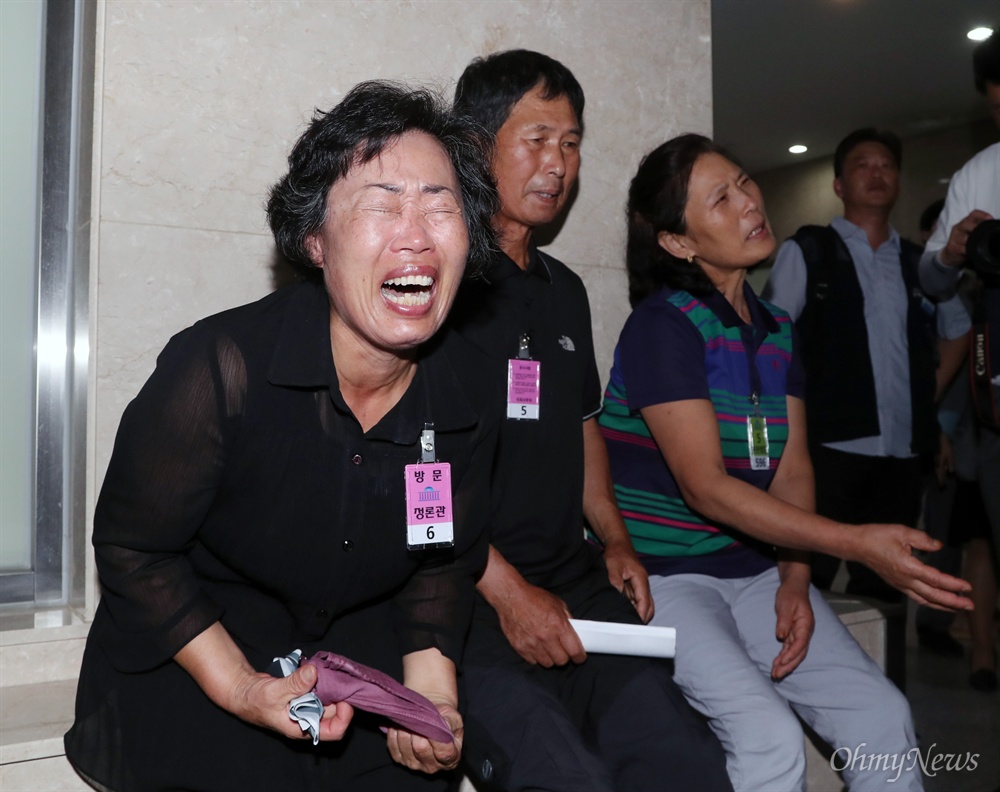  최근 숨진 채 발견된 마필관리사 이현준, 박경근씨의 유가족들이 2일 오전 국회에서 열린 기자회견에 참석해 "불합리한 고용구조와 열악한 노동 환경이 그들을 죽음으로 내몬 것"이라며 억울함을 호소하고 있다. 