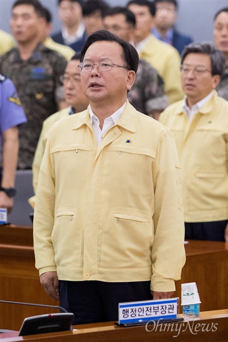  김부겸 안전행정부 장관이 2일 오후 정부서울청사에서 열린 을지연습 준비 보고회의에 참석해 국민의례를 하고 있다. 