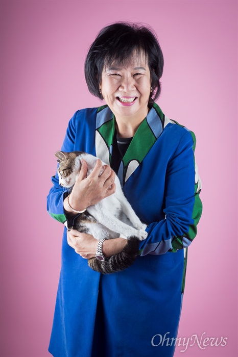  더불어민주당 손혜원 의원이 동물보호단체를 통해 입양한 고양이 쁘띠를 안고 있다. 쁘띠는 목소리를 잃은채 손 의원의 품으로 입양 되었다. 네 마리의 고양이 중에 손 의원 가장 잘 따르는 녀석이다. 