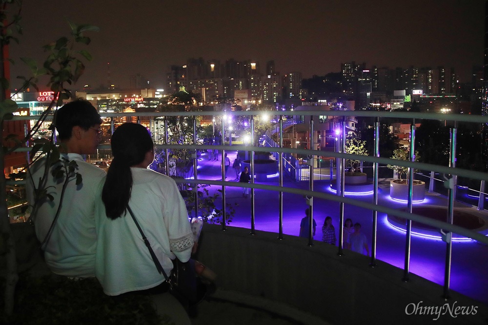  6일 오후 서울 중구 만리동과 퇴계로를 잇는 ‘서울로 7017’를 찾은 시민들이 서울의 야경을 보며 즐거운 시간을 보내고 있다.