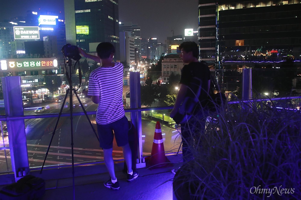   6일 오후 서울 중구 만리동과 퇴계로를 잇는 ‘서울로 7017’에서 학생들이 국보 제1호 숭례문 배경으로 서울의 멋진 야경을 촬영하고 있다.