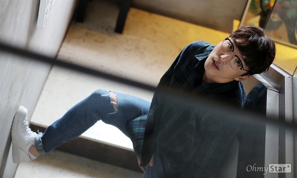  KBS2 금토드라마 <최고의 한방>의 배우 동현배가 2일 오후 서울 신사동의 한 카페에서 인터뷰에 앞서 포즈를 취하고 있다.