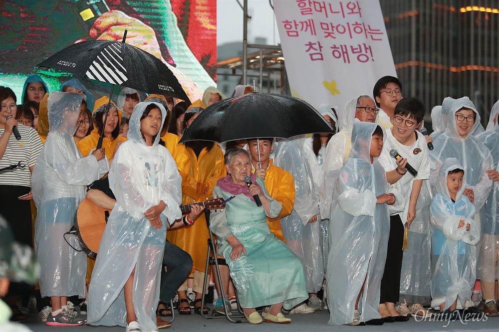 90세 첫 앨범 발표한 길원옥 할머니 첫 공연 14일 오후 <제5차 세계 일본군 ‘위안부’ 기림일 나비문화제 - 나비, 평화를 노래하다>가 열린 서울 청계광장에서 애창곡을 녹음한 음반을 발표한 길원옥(90세) 할머니의 첫 공연이 열렸다. 길원옥 할머니와 청소년들이 함께 '바위처럼'을 부르고 있다.