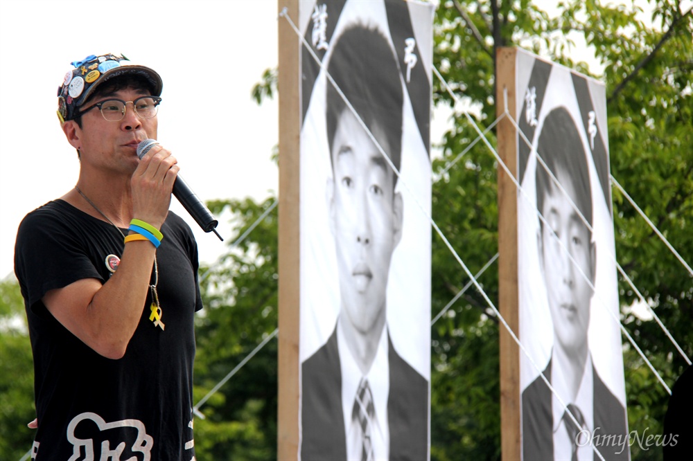  19일 오전 한국마사회 부산경남경마공원에서 열린 "노동열사 박경근-이현준 동지 전국민주노동자장" 영결식에서 박준 가수가 조가를 부르고 있다.