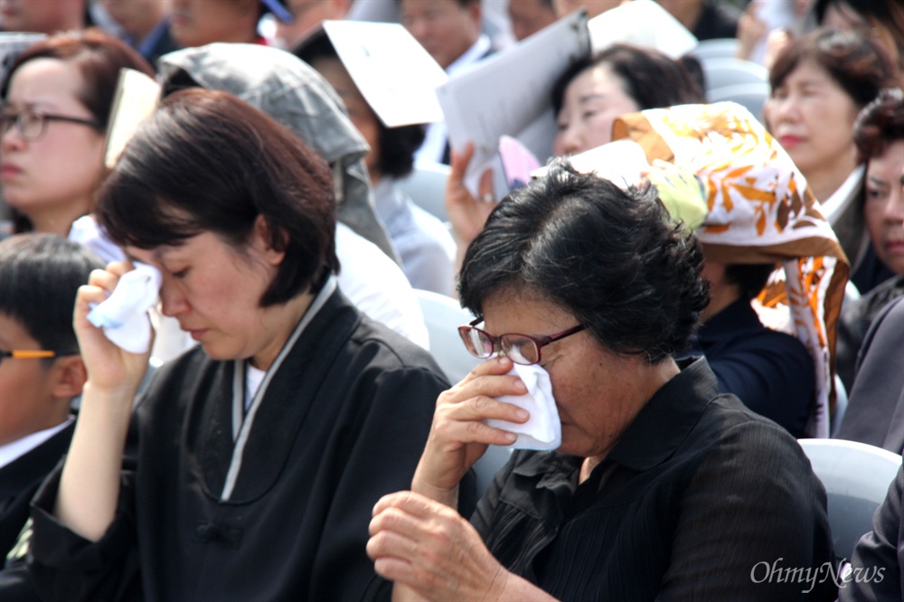  19일 오전 한국마사회 부산경남경마공원에서 열린 "노동열사 박경근-이현준 동지 전국민주노동자장" 영결식에서 유가족들이 울고 있다.