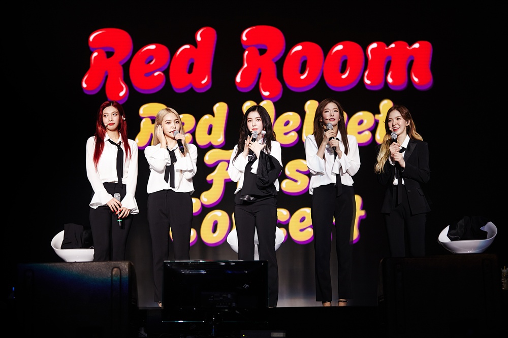 레드벨벳 레드벨벳이 지난 18~20일 3일간 서울 올림픽공원 올림픽홀에서 데뷔 후 처음으로 단독 콘서트 < Red Room
 >을 개최했다.