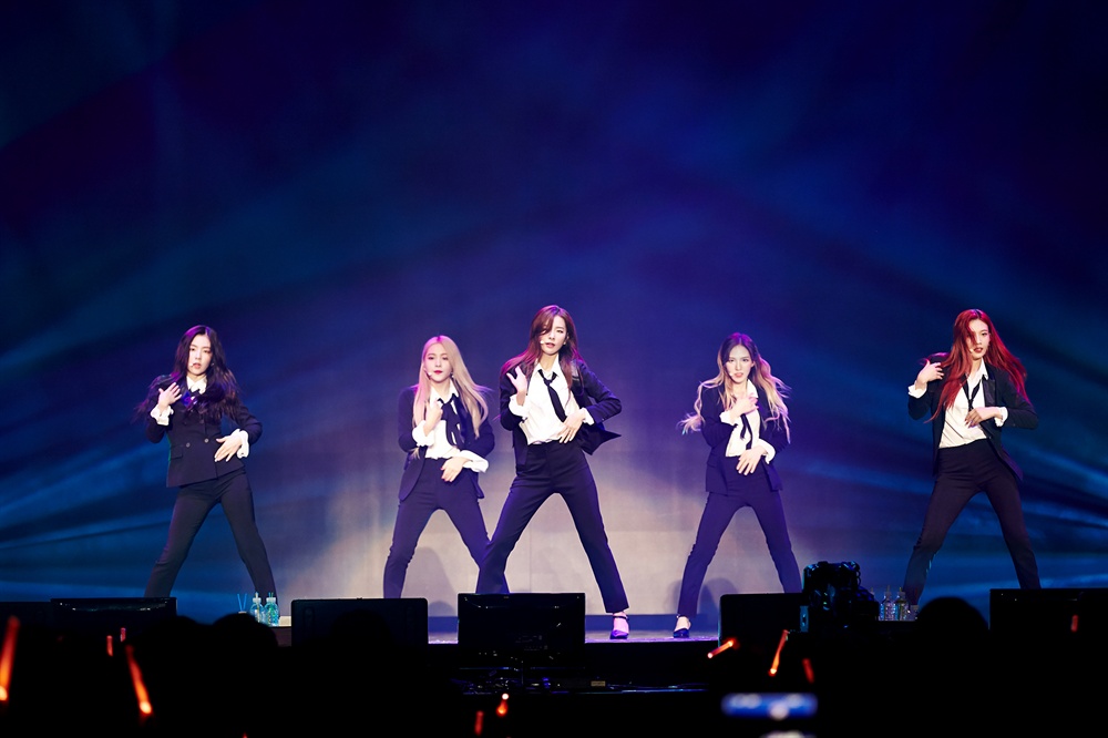 레드벨벳 레드벨벳이 지난 18~20일 3일간 서울 올림픽공원 올림픽홀에서 데뷔 후 처음으로 단독 콘서트 < Red Room
 >을 개최했다.