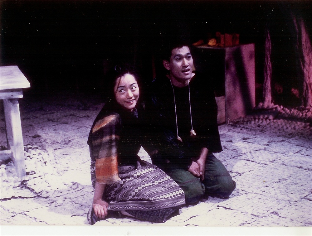  연극 <진흙>에서 열연을 펼치고 있는 20대 오신환.