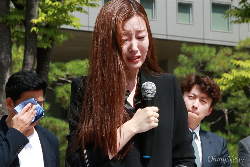 "떳떳한 방송을 하고 싶습니다" MBC아나운서의 눈물 MBC아나운서 27명이 김장겸 사장을 비롯한 경영진과  신동호 아나운서 국장 사퇴를 촉구하며 22일 오전 서울 마포구 상암동 MBC사옥앞에서 ‘방송거부-업무거부 돌입 기자회견’을 열었다. 사례발표에 나선 이재은 아나운서가 최근 퇴사한 동기 김소영 아나운서를 비롯한 동료 아나운서들이 받은 부당노동행위를 설명하던 중 눈물을 흘리고 있다.  (동영상 캡춰) 업무거부에 돌입한 아나운서는 변창립, 강재형, 황선숙, 최율미, 김범도, 김상호, 이주연, 신동진, 박경추, 차미연, 한준호, 류수민, 허일후, 손정은, 김나진, 서인, 구은영, 이성배, 이진, 강다솜, 김대호, 김초롱, 이재은, 박창현, 차예린, 임현주, 박연경 이상 27명.