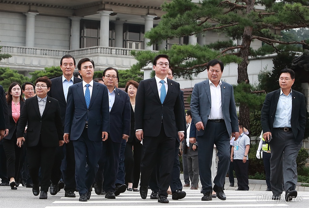 자유한국당, 문재인 대통령 면담 무산 MBC 김장겸 사장 체포영장 발부에 항의하는 정우택 원내대표 등 자유한국당 의원들이 5일 오후 버스를 나눠타고 청와대 영빈관에 들어간 뒤 문재인 대통령 항의 면담이 무산되자 분수대광장으로 걸어나오고 있다.