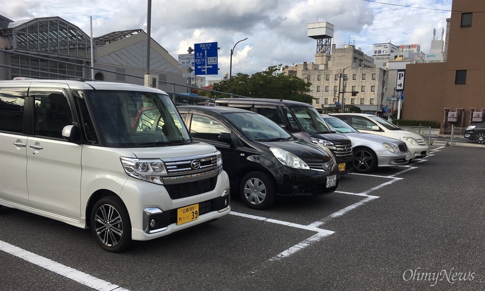  일본은 대부분의 운전자들이 주차선을 칼같이 지킨다. 좌우에 주차된 다른 차량이 없을 경우에도 주차선 양 옆의 여유공간이 자로잰 듯 일정한 경우가 많다.