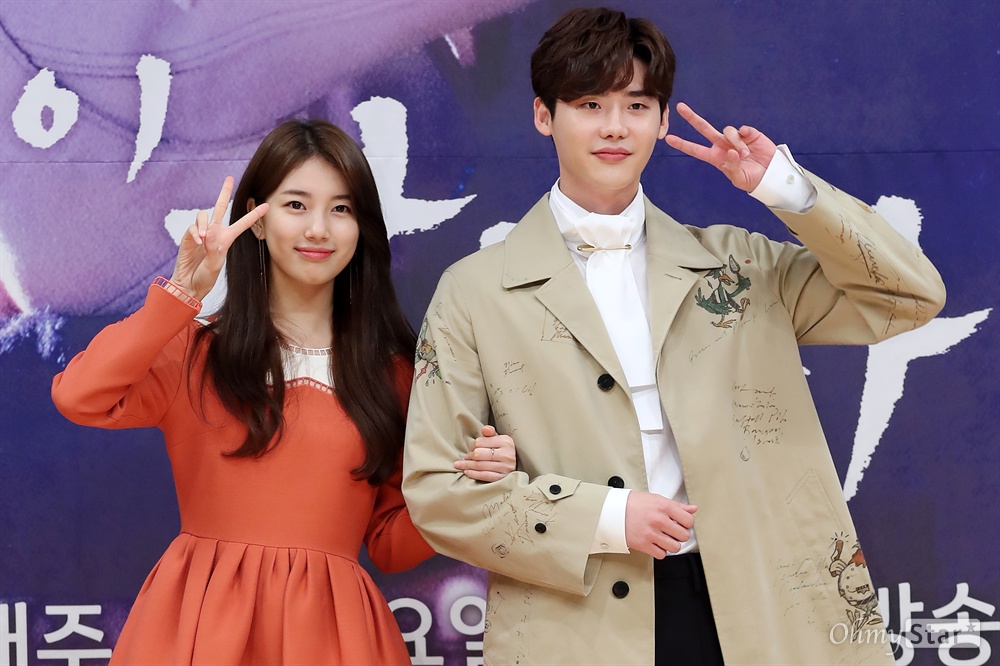 '당신이 잠든 사이에' 배수지-이종석, 내 꿈 꿔! 배우 배수지와 이종석이 22일 오후 서울 목동 SBS사옥에서 열린 SBS 수목 드라마스페셜 <당신이 잠든 사이에> 제작발표회에서 포토타임을 갖고 있다. <당신이 잠든 사이에>는 비극의 순간을 미리 꿈으로 꾸는 여자와 그 비극을 미리 막는 남자의 이야기다. 27일 수요일 오후 10시 첫 방송.