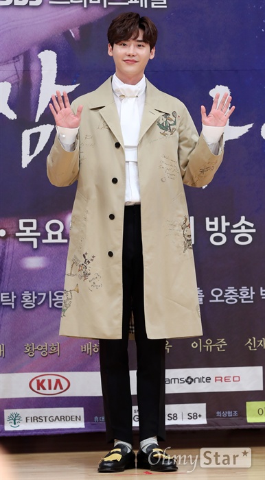 '당신이 잠든 사이에' 이종석, 꿈에서 만나고 싶은 남자 배우 이종석이 22일 오후 서울 목동 SBS사옥에서 열린 SBS 수목 드라마스페셜 <당신이 잠든 사이에> 제작발표회에서 포토타임을 갖고 있다. <당신이 잠든 사이에>는 비극의 순간을 미리 꿈으로 꾸는 여자와 그 비극을 미리 막는 남자의 이야기다. 27일 수요일 오후 10시 첫 방송.