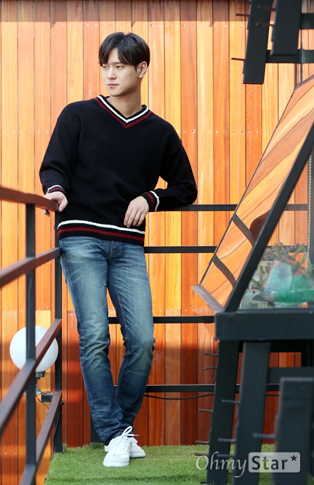  KBS2 드라마 <최강 배달꾼>의 배우 고경표가 26일 오전 서울 삼청동의 한 카페에서 포즈를 취하고 있다.