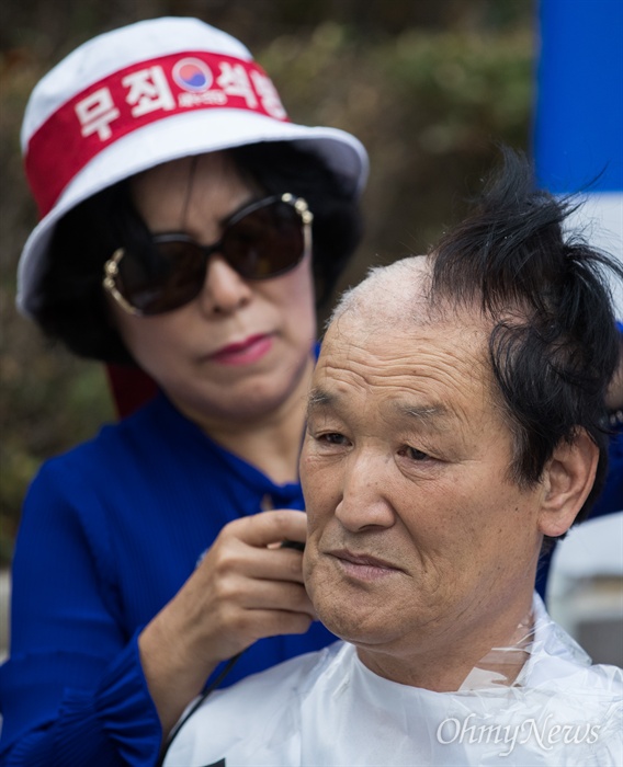  박사모가 주축이 된 새누리당 당원들이 박근혜 전 대통령 구속 연장 결정이 임박한 10일 오후 서울 서초구 서울중앙지방법원 인근에서 박 전 대통령 석방 촉구 단체 삭발식을 하고 있다.