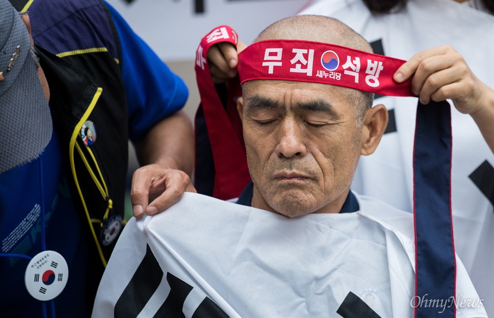  박사모가 주축이 된 새누리당 당원들이 박근혜 전 대통령 구속 연장 결정이 임박한 10일 오후 서울 서초구 서울중앙지방법원 인근에서 박 전 대통령 석방 촉구 단체 삭발식을 하고 있다.