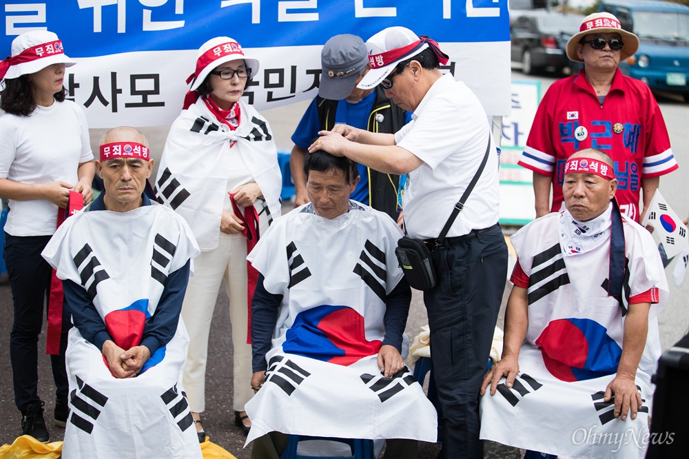  박사모가 주축이 된 새누리당 당원들이 박근혜 전 대통령 구속 연장 결정이 임박한 10일 오후 서울 서초구 서울중앙지방법원 인근에서 박 전 대통령 석방 촉구 단체 삭발식을 하고 있다.