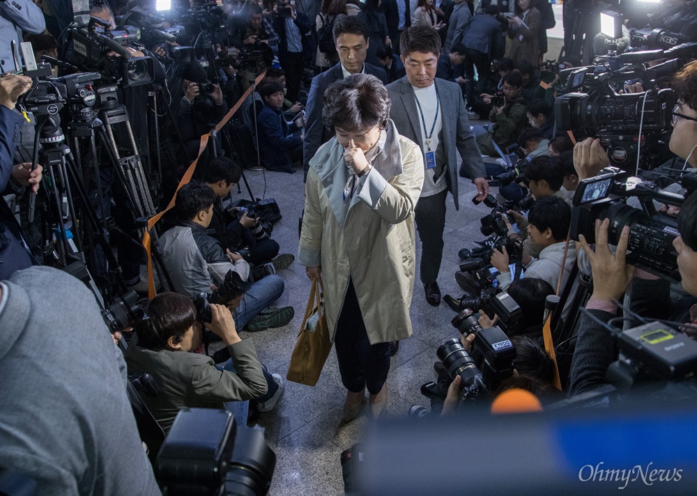  고 김광석씨의 부인 서해순씨가 12일 오후 서울 종로구 서울지방경찰청에 조사를 받기 위해 출석하고 있다.
