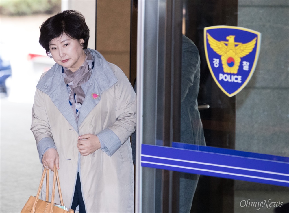  고 김광석씨의 부인 서해순씨가 12일 오후 서울 종로구 서울지방경찰청에 조사를 받기 위해 출석하고 있다.