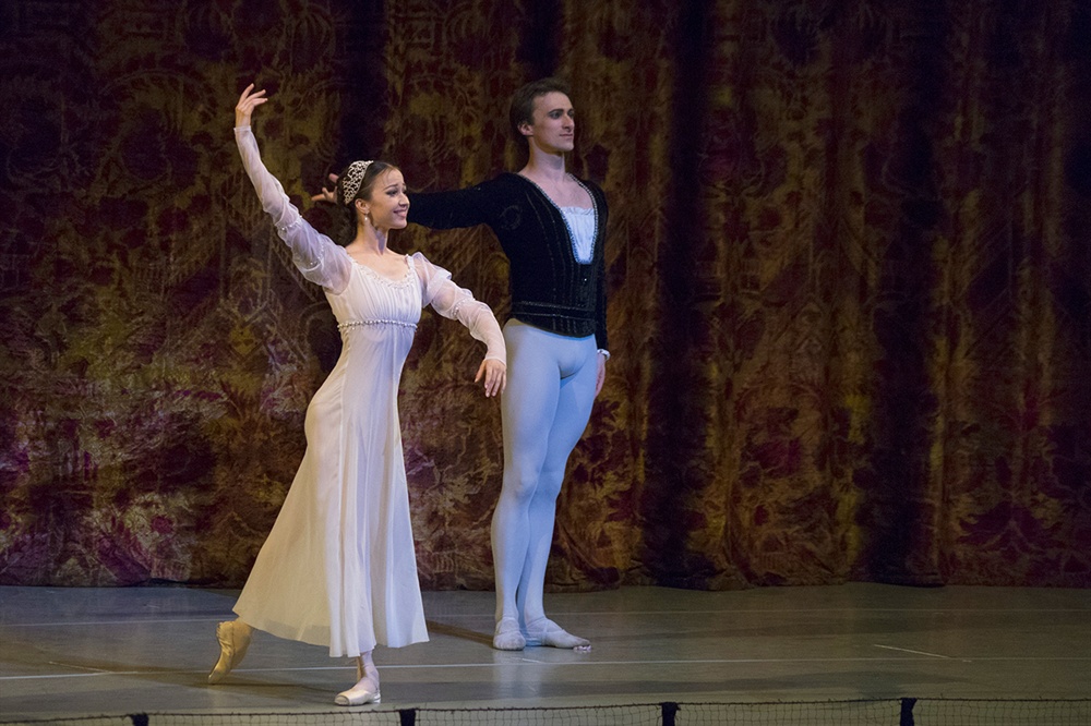  마린스키 발레단의 레나타 샤키로바와 필립 스쵸핀이 <로미오와 줄리엣> 공연을 마친 뒤 관객의 갈채에 화답하고 있다. 
